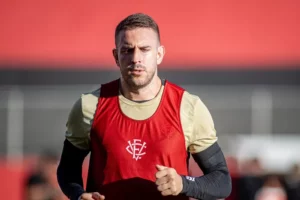 Bruno Uvini sai do Vitória e entra na Justiça por valor milionário