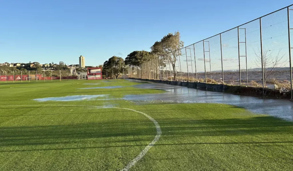 CT do Inter é invadido por águas de cheia do Guaíba em Porto Alegre
