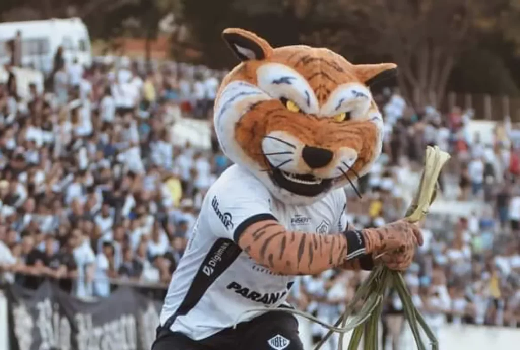 Mascote invade campo e xinga árbitro após derrota do Rio Branco na Copa Paulista