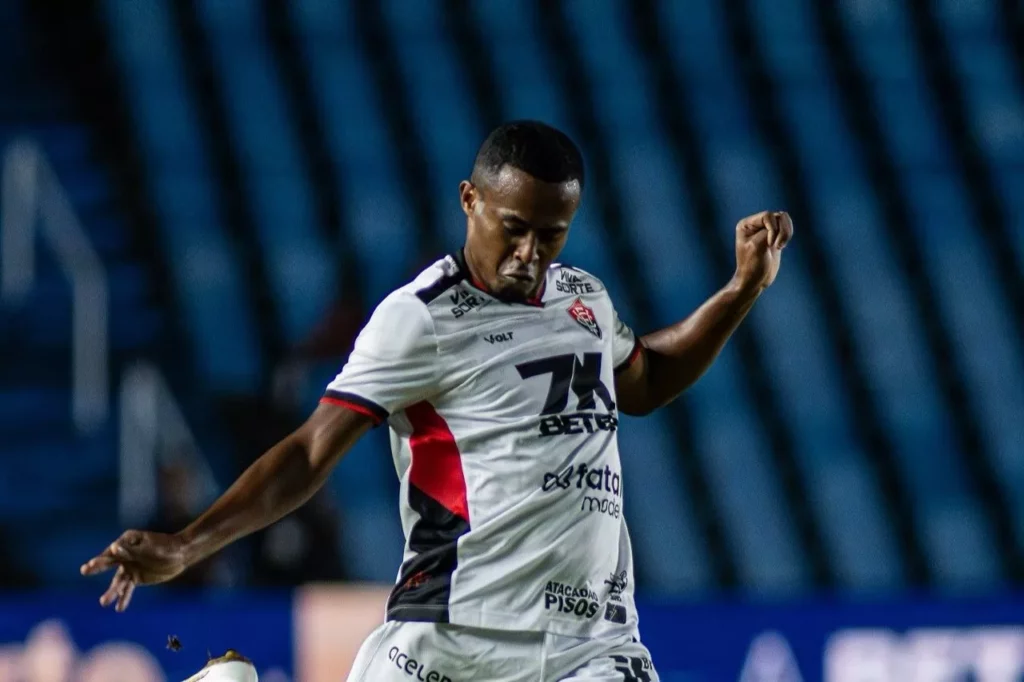 Vitória confirma rescisão amigável com Carlos Eduardo