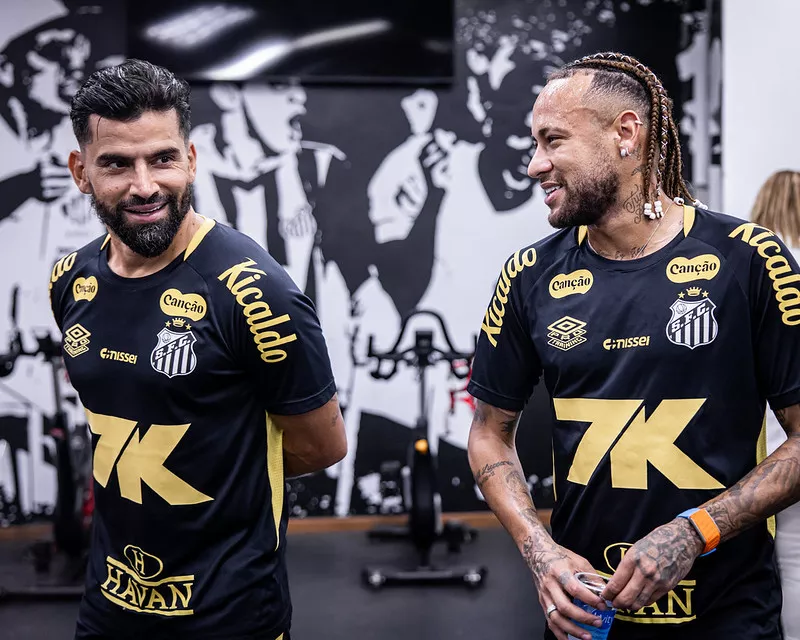 Com Neymar Santos se reapresenta