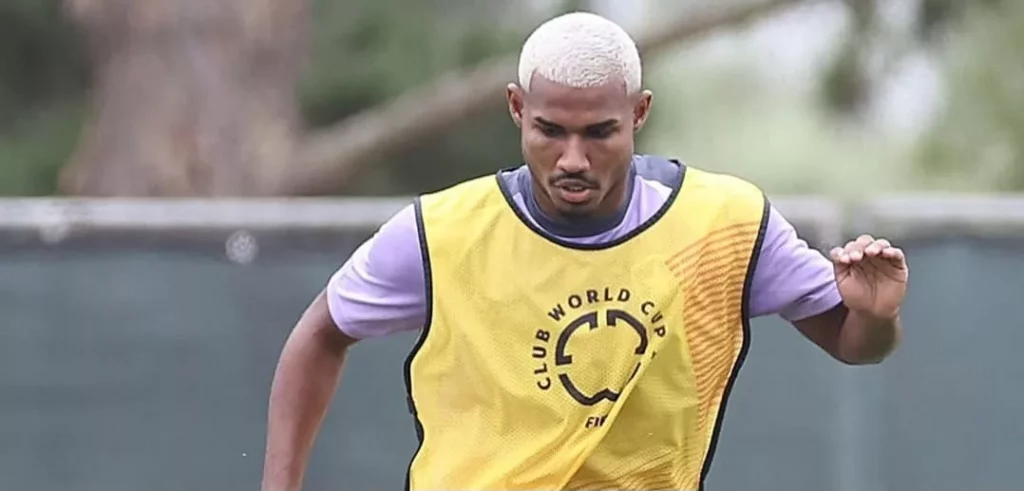 Cuiabano treina com bola e anima o Botafogo para estreia no Mundial