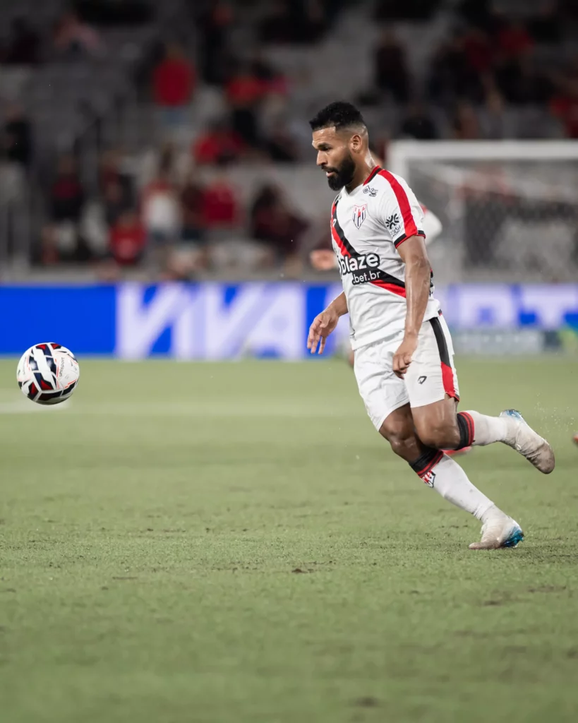 Atlético-GO x Coritiba - Confira onde assistir e escalações! 2 William Maranhão, volante do Atlético-GO - Foto: @ducaneppelefotos