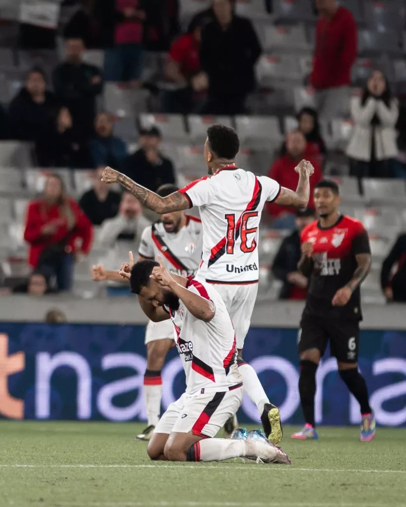 William Maranhão comemora importante vitória do Atlético-GO 3 DUC 4794