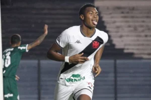 GB supera polêmica médica e chama atenção no Vasco