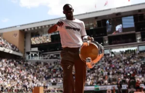 Jogador do PSG leva taça da Liga dos Campeões à quadra de Roland Garros