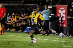SÉRIE B: Domingo de briga direta no G4 e luta contra a degola