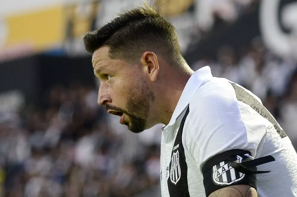 Elvis admite queda de rendimento da Ponte Preta: "Temos que melhorar" (Foto: Marcos Ribolli/Ponte Preta)