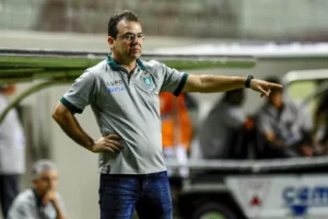 América-MG encaminha o retorno do técnico Enderson Moreira