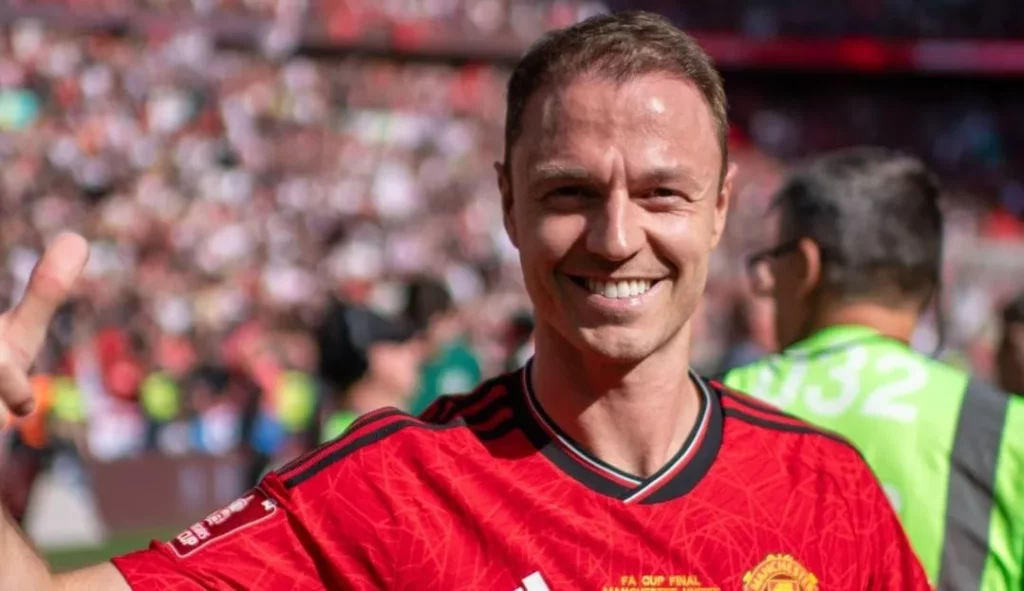 Zagueiro se aposenta e assume cargo na base no Manchester United