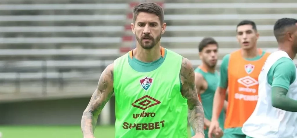 Everaldo lamenta chance perdida em empate do Fluminense no Mundial de Clubes