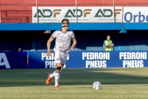 Sem espaço no Figueirense, zagueiro Felipe Santiago sai por empréstimo