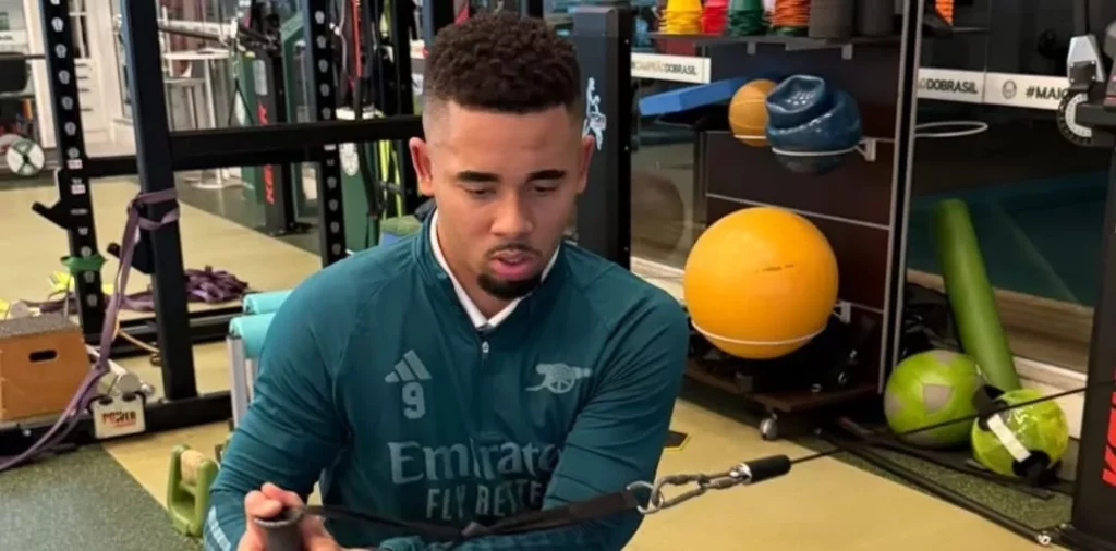 Gabriel Jesus treina no Palmeiras e agita torcedores