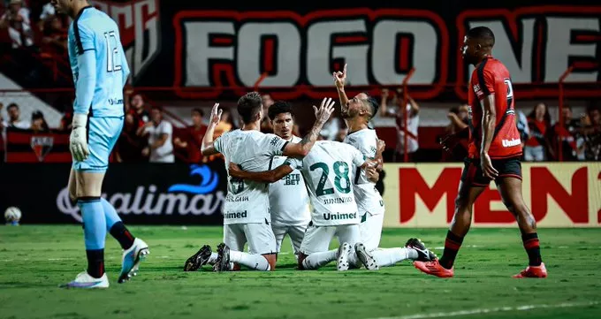 Goias tenta disparar na lideranca em dia de luta contra o Z4