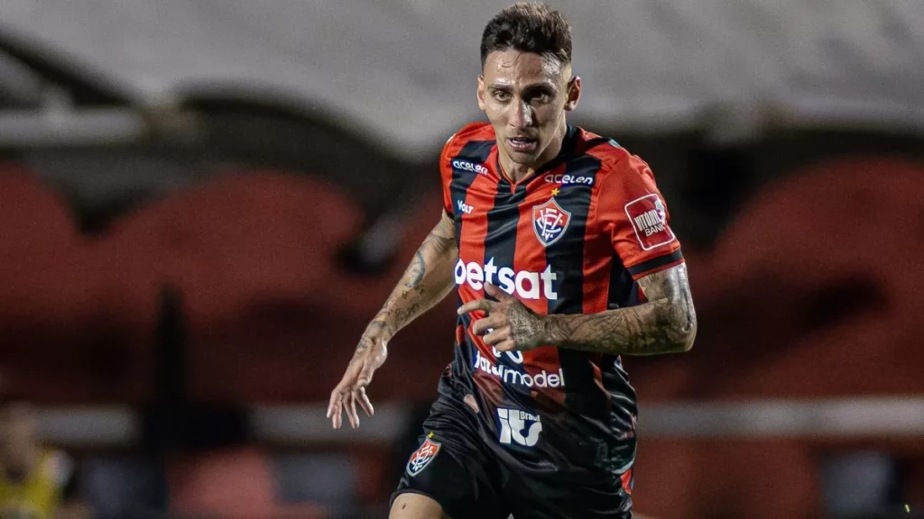 Vitória confirma saída de Gustavo Mosquito rumo ao futebol japonês 2 Vitória confirma saída de Gustavo Mosquito rumo ao futebol japonês (Foto: Victor Ferreira/ECV)