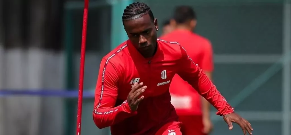 Vasco mira a contratação de Helinho por empréstimo