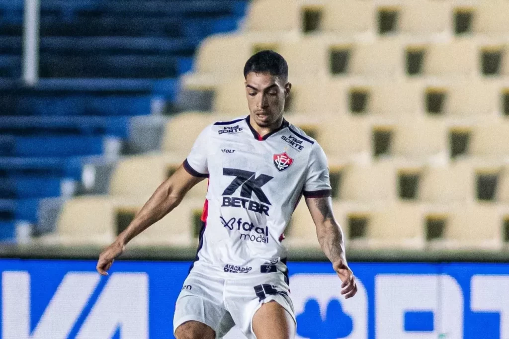 Vitória confirma saída de Hugo e deve buscar lateral