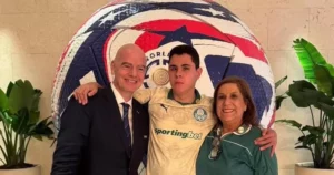 Infantino encontra torcedores símbolos do Palmeiras durante o Mundial de Clubes: 'Emocionante'