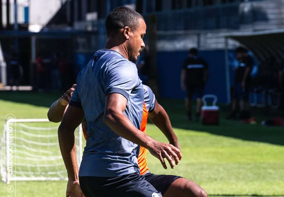António Oliveira comanda 1º treino no Remo antes mesmo do anúncio oficial