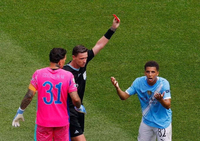 Mundial: Expulso por brasileiro, jogador do Manchester City é suspenso por 3 jogos 1 Jogador do City e suspenso por tres jogos