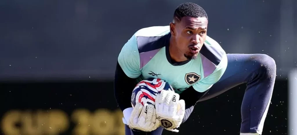 John, do Botafogo, chama a atenção do Manchester United