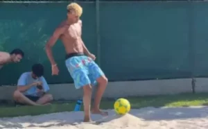 Lamine Yamal joga futevôlei com Neymar em Mangaratiba