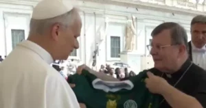 Papa Leão XIV recebe camisa do Palmeiras e torcedores comentam: 'Falsificada'