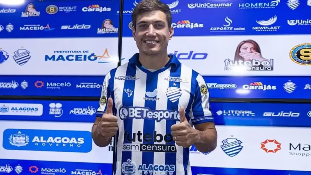 Léo Costa é apresentado no CSA e exalta projeto do clube (Foto: Allan Max/CSA)