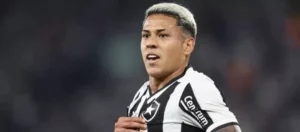 Atacante do Botafogo exige salário maior para fechar com clube russo