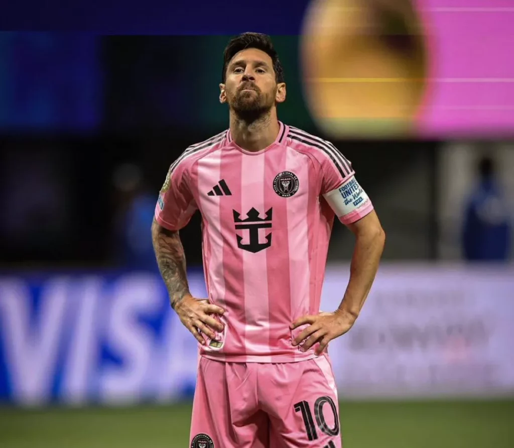 Messi reencontra PSG após passagem frustrante por equipe francesa ao lado de Neymar e Mbappé