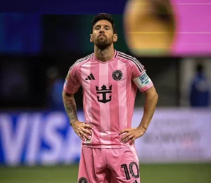 Messi reencontra PSG após passagem frustrante por equipe francesa ao lado de Neymar e Mbappé