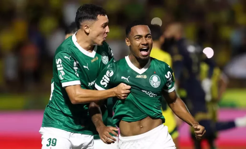 Palmeiras renova com meia até 2029 em meio a preparação para o Mundial