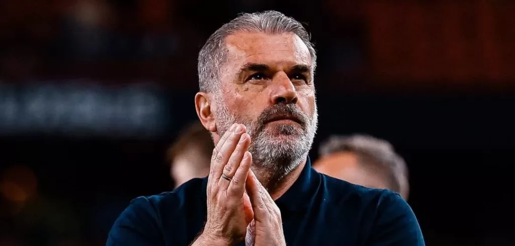 Tottenham demite Postecoglou duas semanas após título