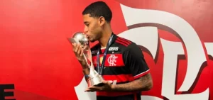 Athletic encaminha a contratação de volante do Flamengo