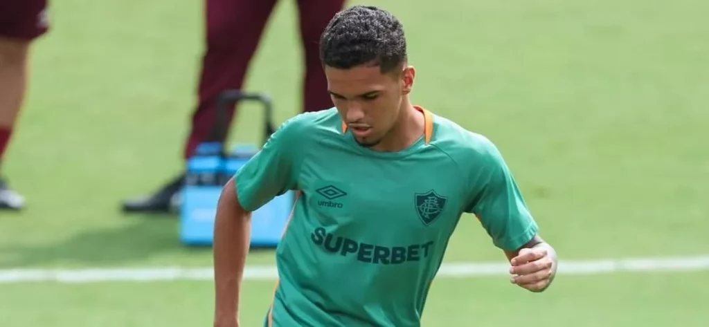 Meia deve reforçar o Fluminense na segunda rodada do Mundial