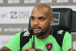 Atacante do Botafogo-PB sofre concussão em treino