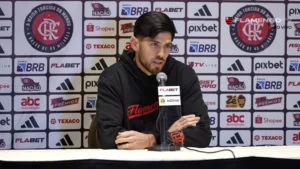 Rossi rejeita Flamengo favorito na estreia no Mundial, mas mira vitória