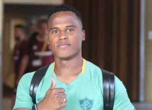 Arias se apresenta e Fluminense treina para o Mundial com elenco completo