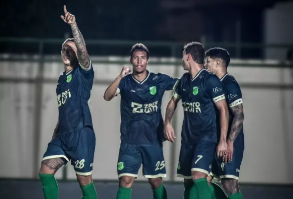 Volante do Floresta celebra vitória e crava: 