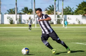 Ceará analisa propostas e avalia futuro de João Victor