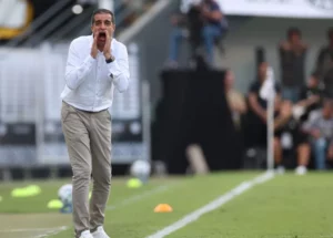 Renato Paiva vira o jogo no Botafogo e responde críticas