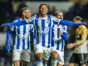 Thayllon comemora 1º gol na carreira e pelo Avaí na Série B