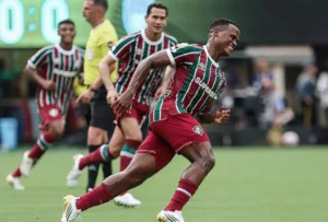 Arias ajuda Fluminense a conquistar R$ 480 milhões e vira ídolo tricolor