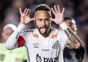 Neymar comemora renovação com Santos: 'Ouvi meu coração'
