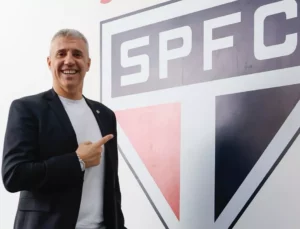 São Paulo planeja reforços, mas Crespo quer analisar elenco