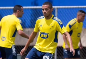 São Bernardo contrata meia ex-Avaí, sondado por rivais da Série C