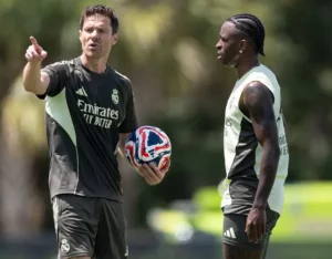 Real Madrid chega a Miami para o Mundial e Xabi Alonso mostra preocupação: 'Pouco tempo'