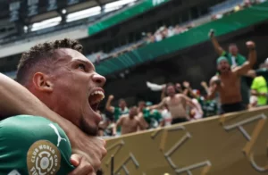 Torcida do Palmeiras festeja no Allianz Parque após vaga no Mundial
