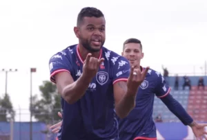 Cianorte-PR 3 x 2 Uberlândia-MG - Leão no G-4 em estreia de Hernane Brocador