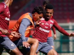 São Paulo antecipa volta e reforça preparação física no CT